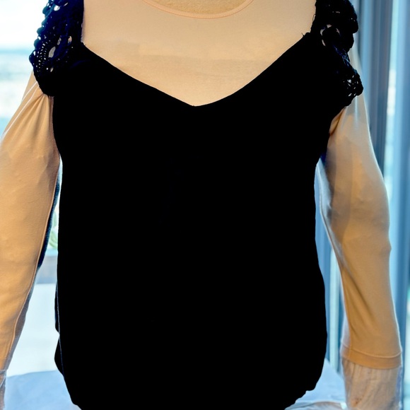 Black shirt with short sleeves. Sleeves are hand crocheted flowers. - Picture 3 of 4